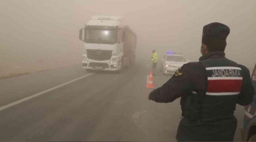 Aksaray'da kum f�rt�nas� trafi�i durdurdu
