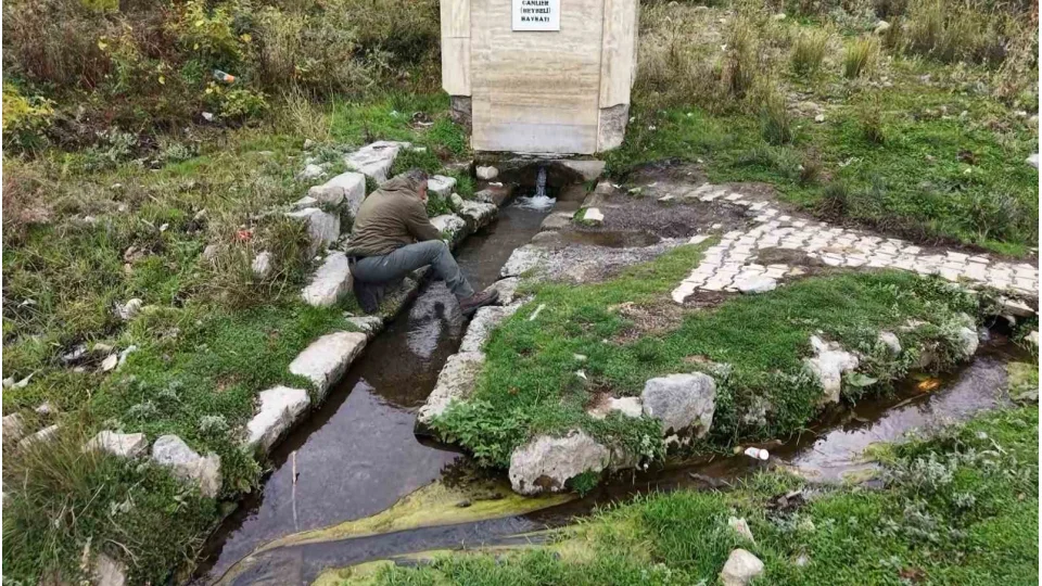 Aksaray'da yeraltından gazlı su çıkıyor