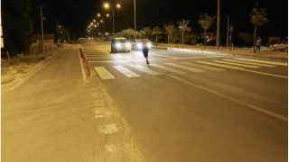 Alkol var akıl yok...Yarı çıplak şahıs, araçların önüne atladı