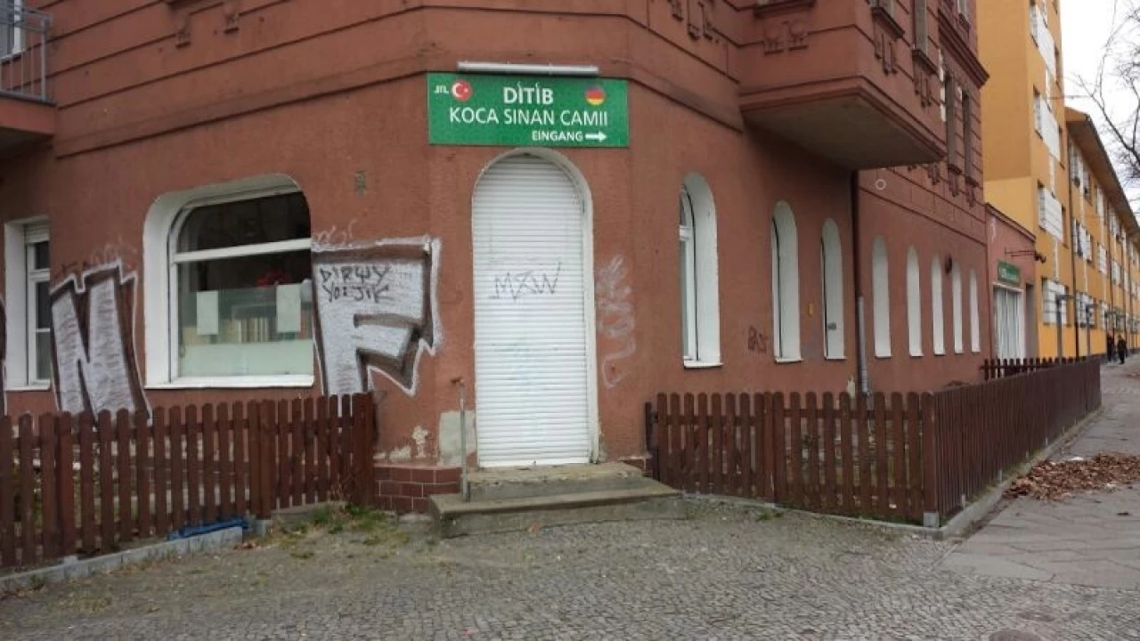 Almanya'da camilere rk ve Mslmanlarn kutsallarna hakaret ieren zarflar gnderildi