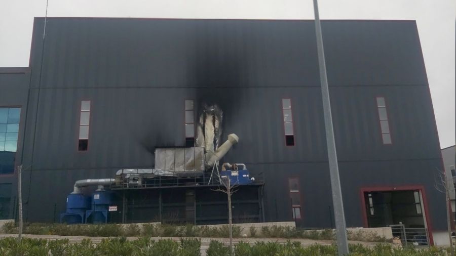 Al�minyum fabrikas�nda korkutan yang�n