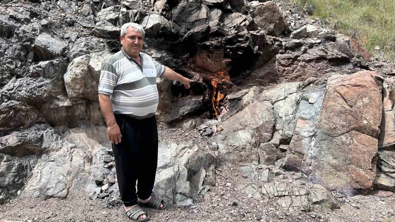 Amanos Dağı eteğindeki taş yıllardır yanıyor