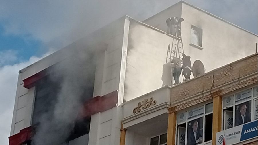 Amasya'da 5 katlı iş yerinde yangın