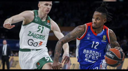 Anadolu Efes evinde kazandı