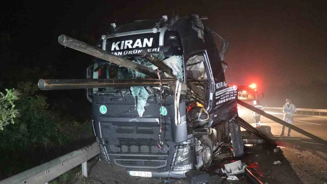 Anadolu Otoyolu'nda feci kaza: Demir borular t�r�n �n cam�ndan ��kt�