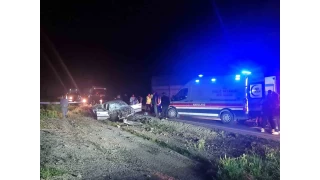 Ankara'da otomobil ile kamyon kafa kafaya arpt: 1 l, 4 yaral