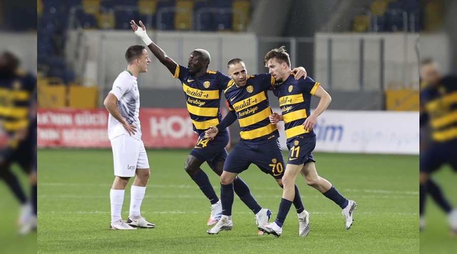 Ankaragücü'nün ilk galibiyeti şaşalı oldu