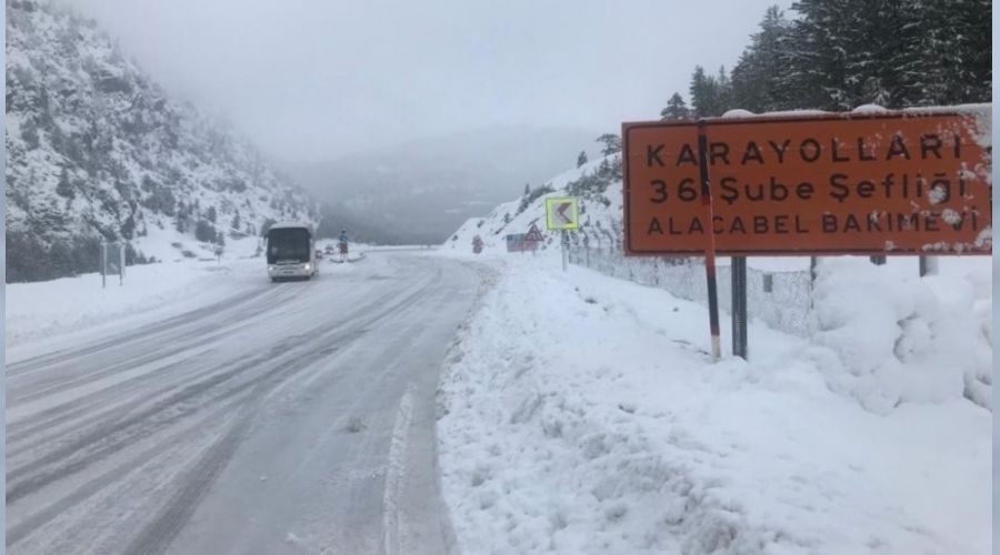 Antalya-Konya karayolunda kar kalınlığı 30 santimetre