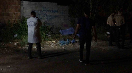 Antalya'da boş arazide 30-35 yaşlarında erkek cesedi bulundu