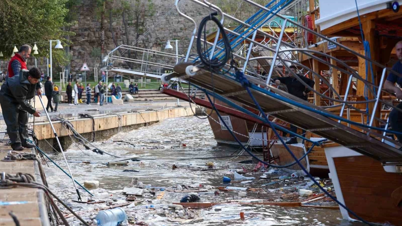 Antalya'da f�rt�na ve ya��� hayat� olumsuz etkiledi