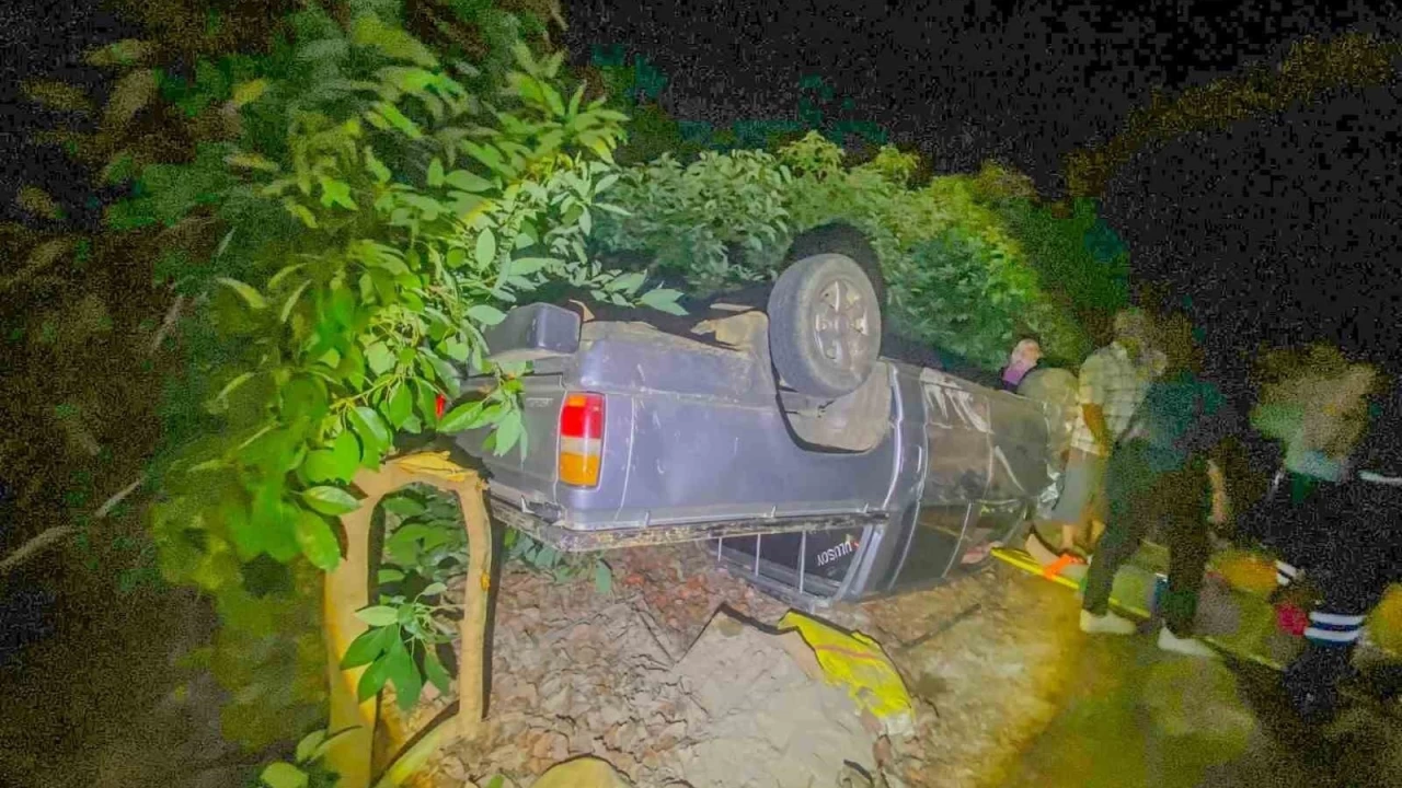 Antalya'da kamyonet şarampole uçtu: 1'i ağır 4 yaralı
