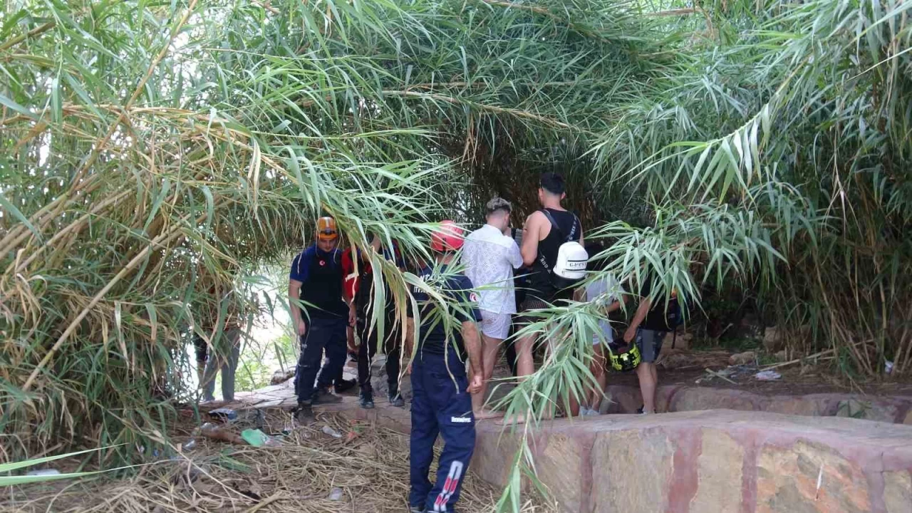 Antalya'da mahsur kalan 3 turist kurtar�ld�