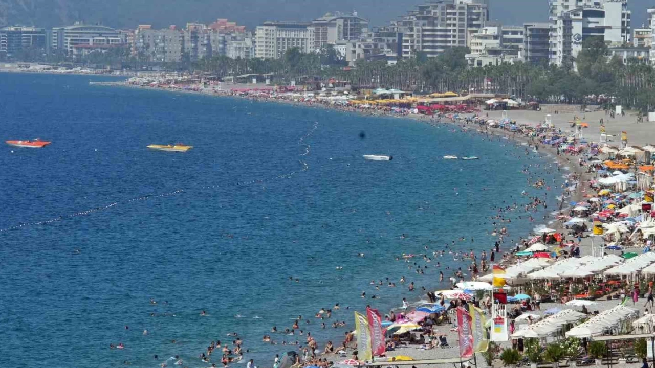 Antalya'da sahillerdeki yoğunluk iki katına çıktı