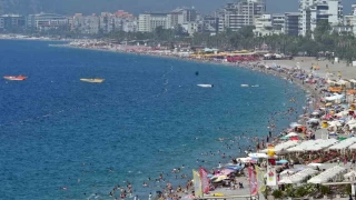 Antalya'da sahillerdeki yoğunluk iki katına çıktı