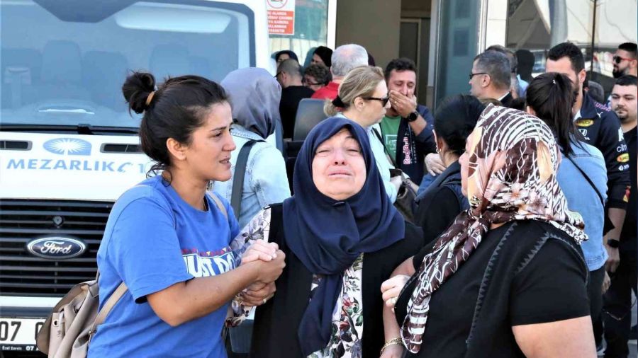 Antalya'da scooter facias�: 2 liseli gen� hayat�n� kaybetti