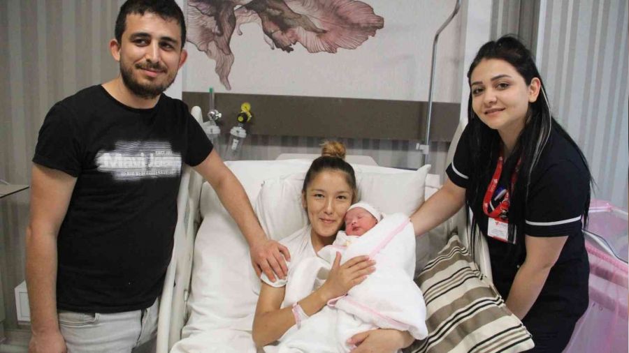 Antalya'da takside doğum