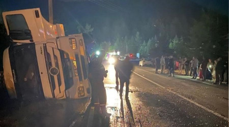 Antalya'da tır devrildi