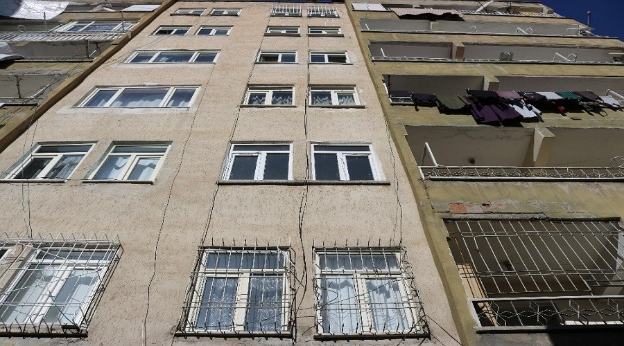 Apartman sakinleri geceyi sokakta geçirdiler