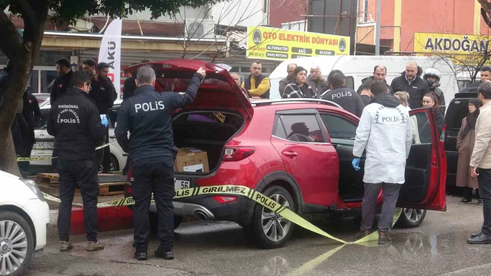 Ara� i�erisinde �l� bulundu: E�inin g�zya�lar� y�rek da�lad�