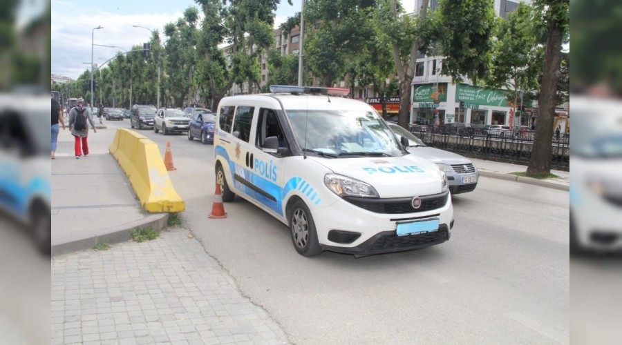 Araç kullanırken telefonla konuşan polise ceza kesildi