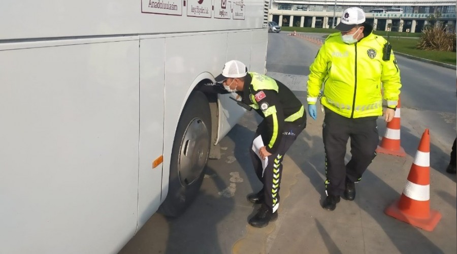 Araçlara tek tek kış lastiği denetimi yaptılar