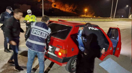 Araçları tek tek durdurup kontrol ettiler