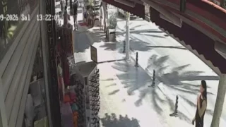 Araçların arasından geldi, yayaya çarpıp kaçtı