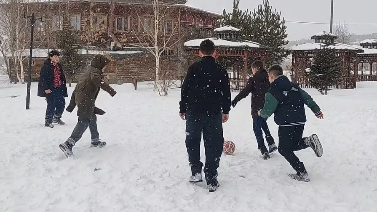 Ardahanlı çocuklar hala karda top oynuyor, kar topu oynuyor