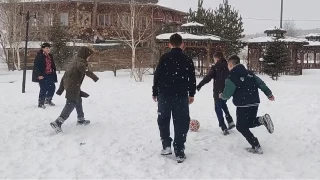Ardahanlı çocuklar hala karda top oynuyor, kar topu oynuyor