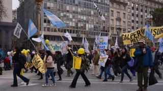 Arjantin'de binlerce ki�i 30 binden fazla �irketin kapanmas�n� protesto etti