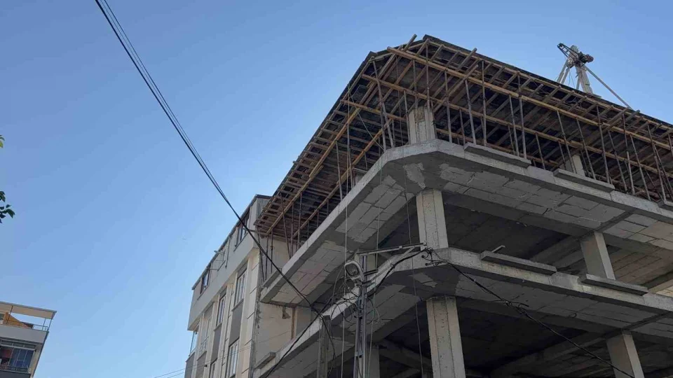 Arnavutköy'de inşaatta beton dökülürken 6 katlı binanın duvarı patladı