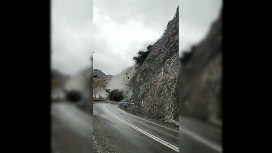 Artvin’de heyelan anı cep telefonu kamerasına böyle yansıdı