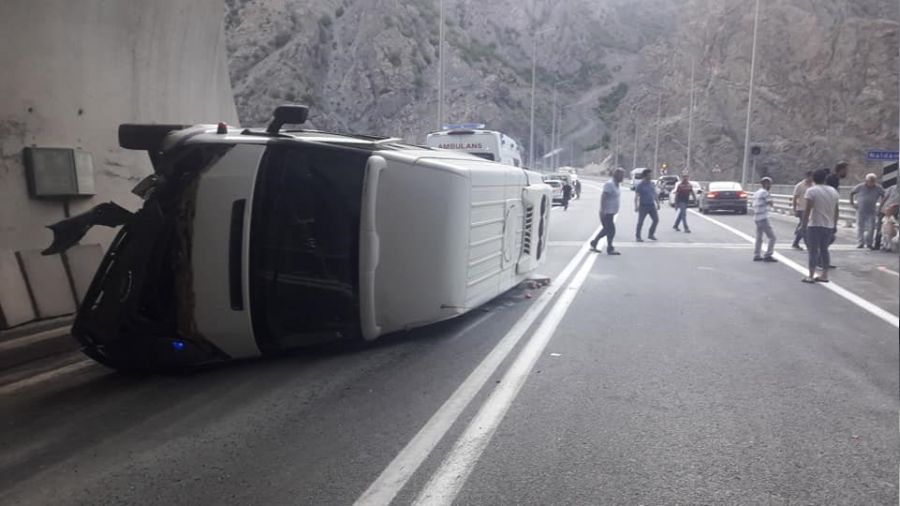 Artvin'de minib�s devrildi: 11 yaral�