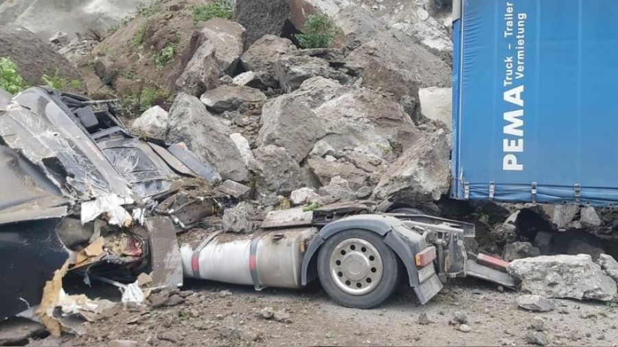 Artvin'in Kemalpaşa ilçesinde heyelan: 1 ölü, 2 yaralı