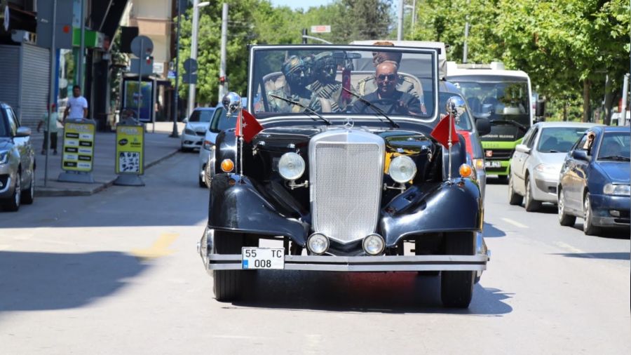 Atatürk'ün tören arabasını görenler şaşırdı