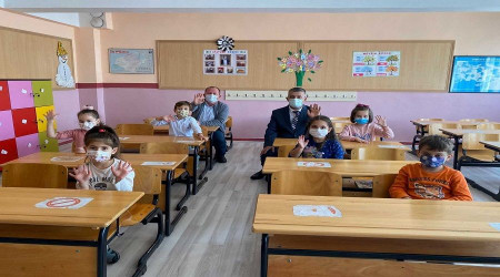 Atık kitaplarla üç sınıfı yenilediler