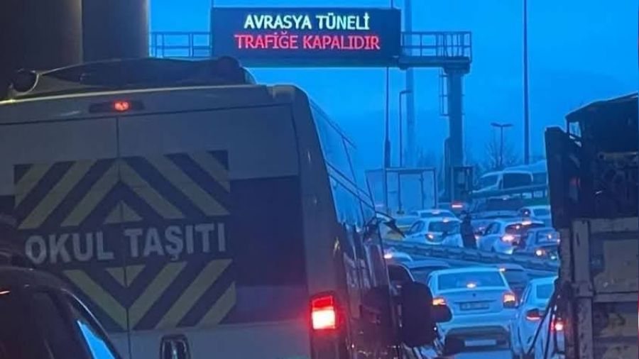 Avrasya Tüneli'nde kaza: Otomobil yan yattı