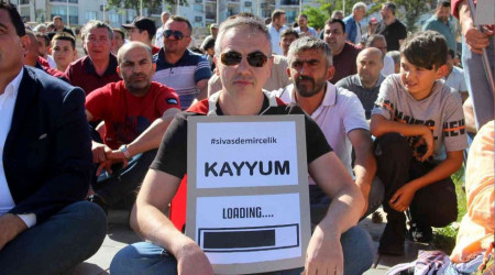 Aylardır maaşını alamayan demir çelik işçileri oturma eylemi başlattı