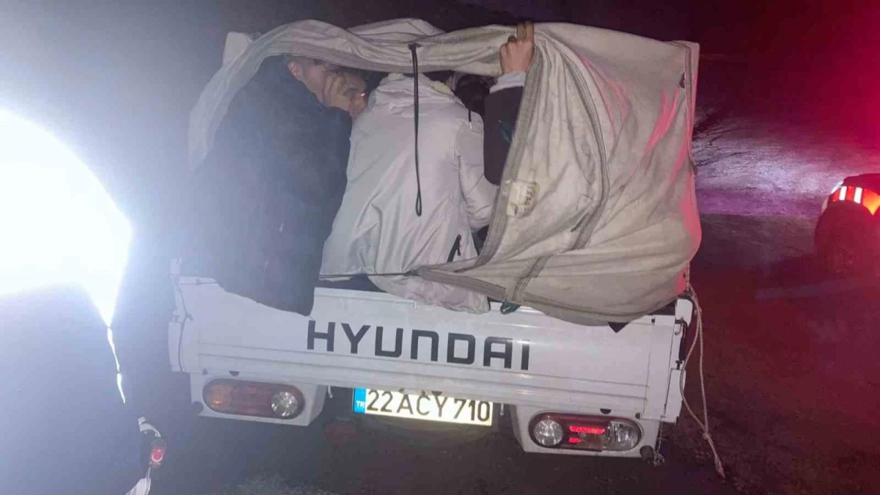 Ayvac�k'ta kamyonet kasas�ndan 31 ka�ak g��men ��kt�