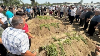 Baba ve kzlar yan yana defnedildi
