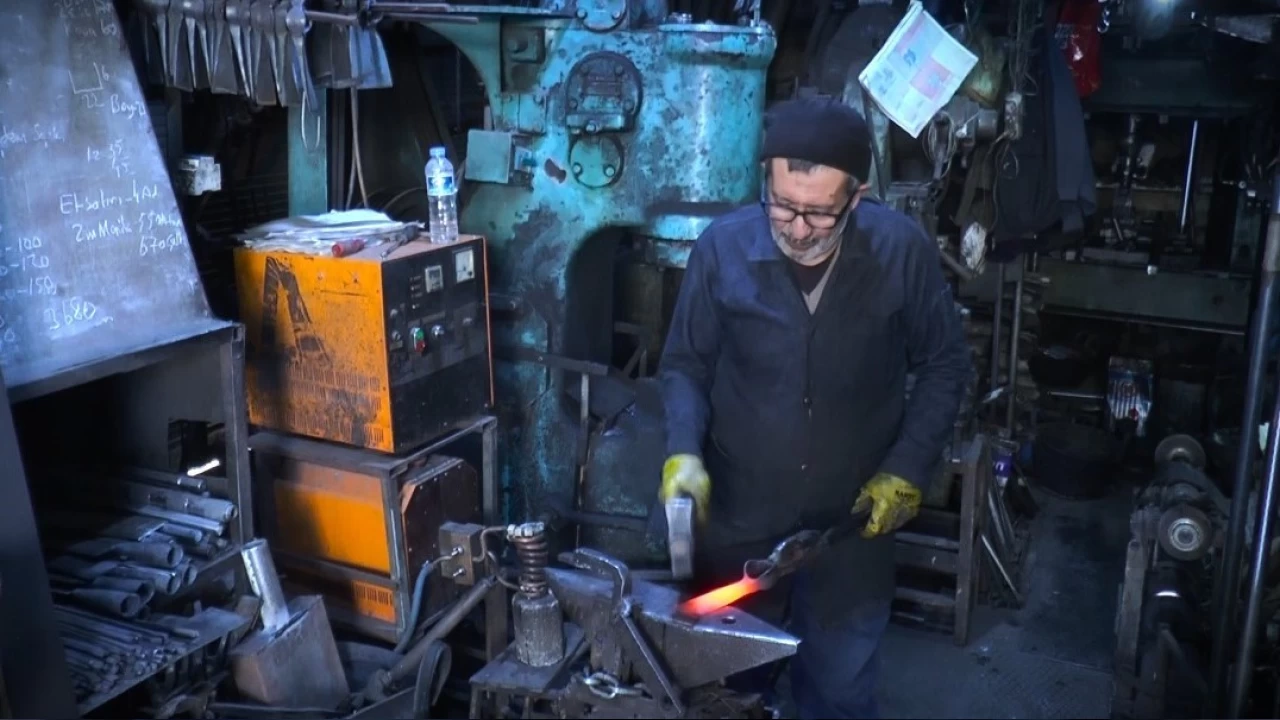 Baba yadigar� mesle�inde 53 y�ld�r demire �ekil veriyor