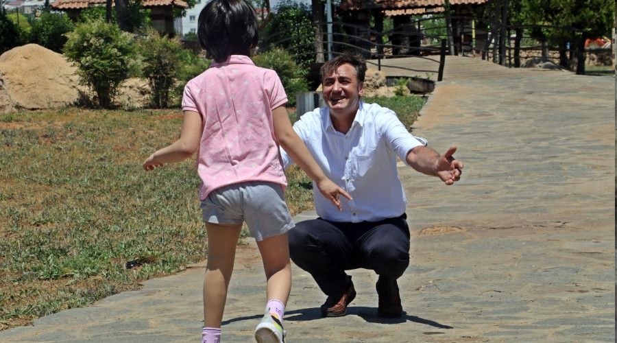 Babas�n�n yapt��� d�zenekle ilk ad�mlar�n� atan minik �zge, art�k ko�uyor