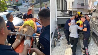 Bacağına saplanan demir korkulukla birlikte hastaneye kaldırıldı