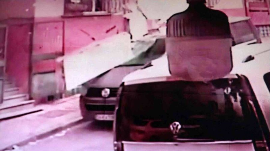 Bağcılar'da aracın üzerine balkon çöktü