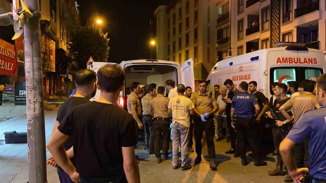 Bah�elievler'de caddede y�r�yen 3 ki�iye silahl� sald�r�: 1 �l�, 1 yaral�