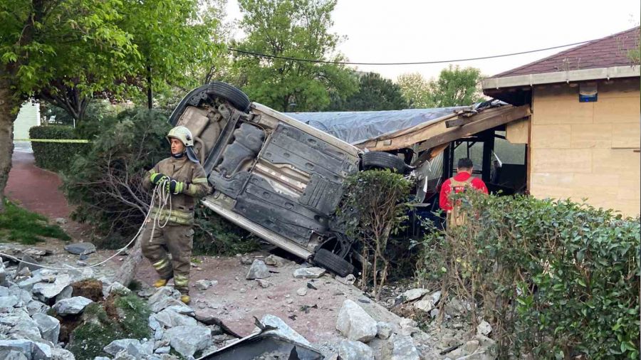 Bah�elievler'de otomobil kafenin bah�esine u�tu: 1 a��r yaral�