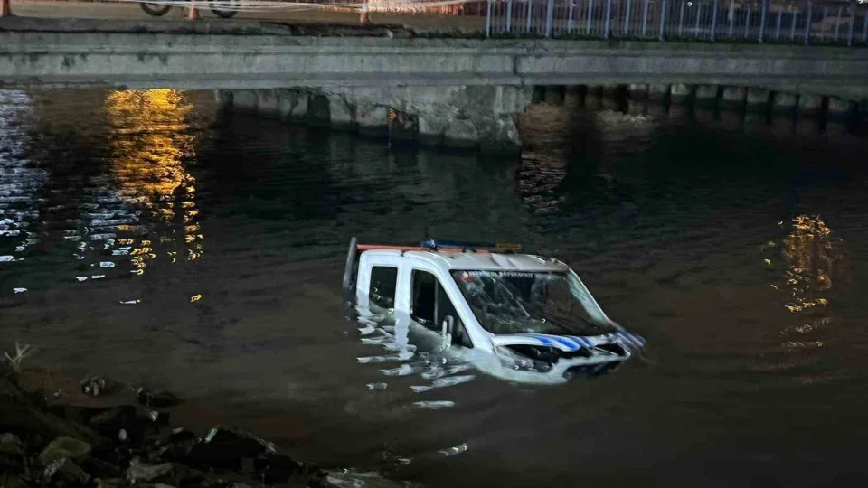 Bak�rk�y'de �BB'ye ait zab�ta arac� denize d��t�