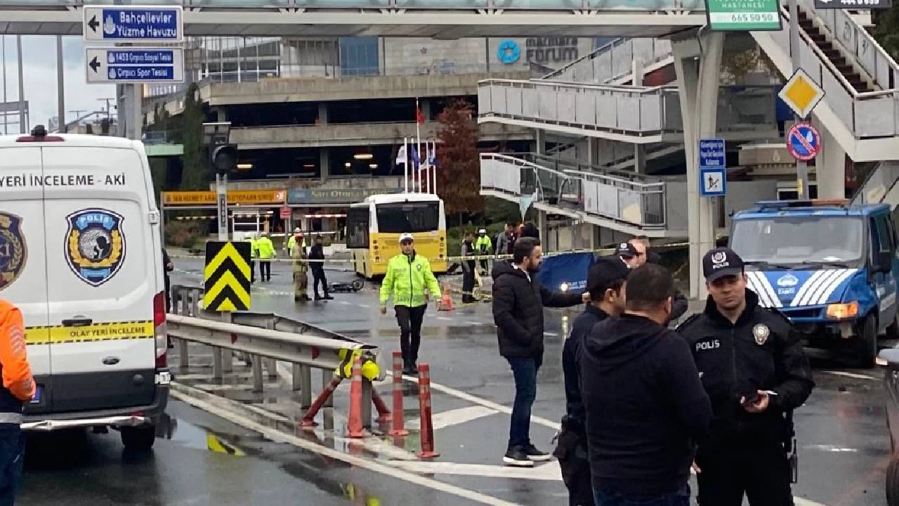 Bak�rk�y'de trafik polisi, �ETT otob�s�n�n �arpmas� sonucu �ehit oldu