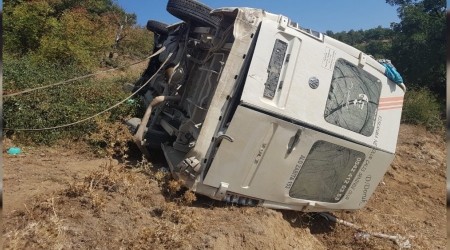 Balıkesir'de minibüs şarampole devrildi: 14 yaralı
