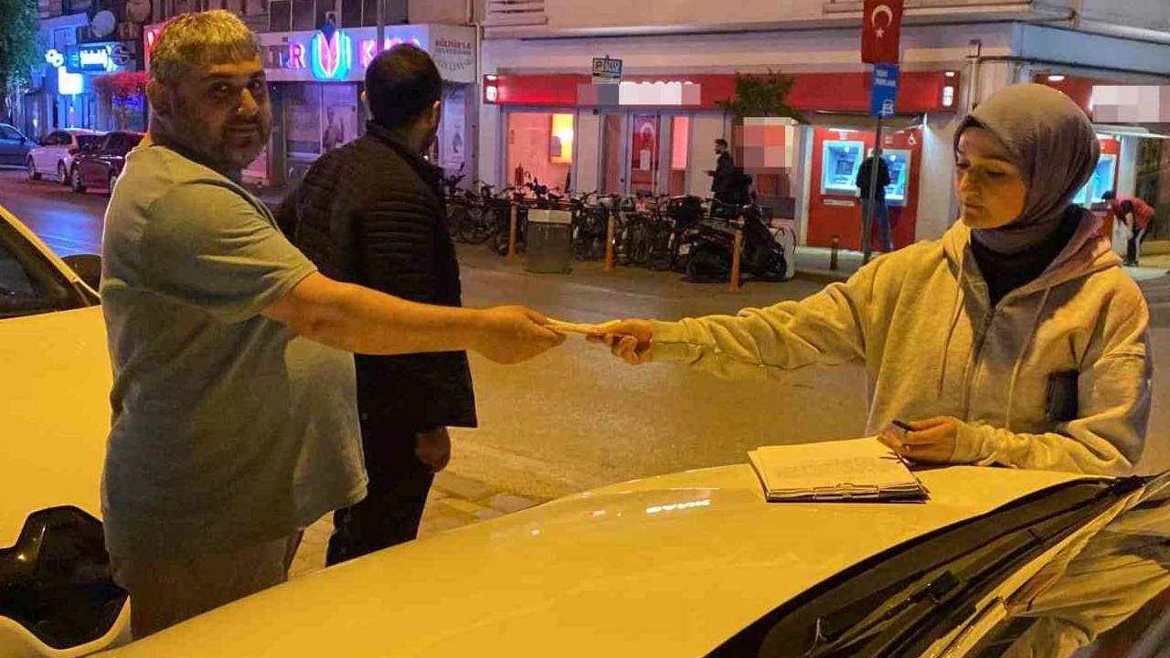 Bankamatikte unutulan paray polise teslim etti